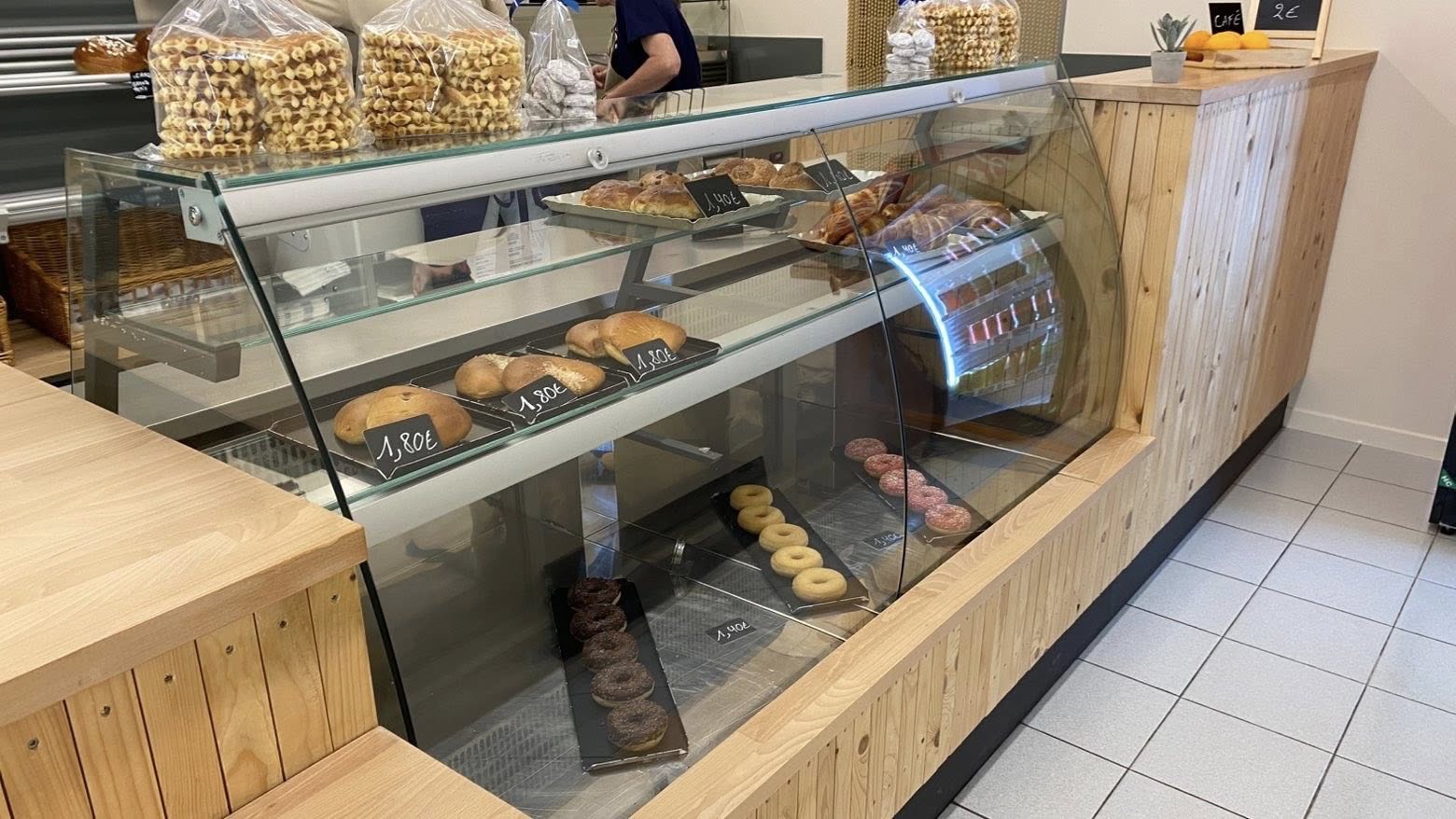Vitrine pâtisseries du Relais du Pain - Boulangerie à Nismes