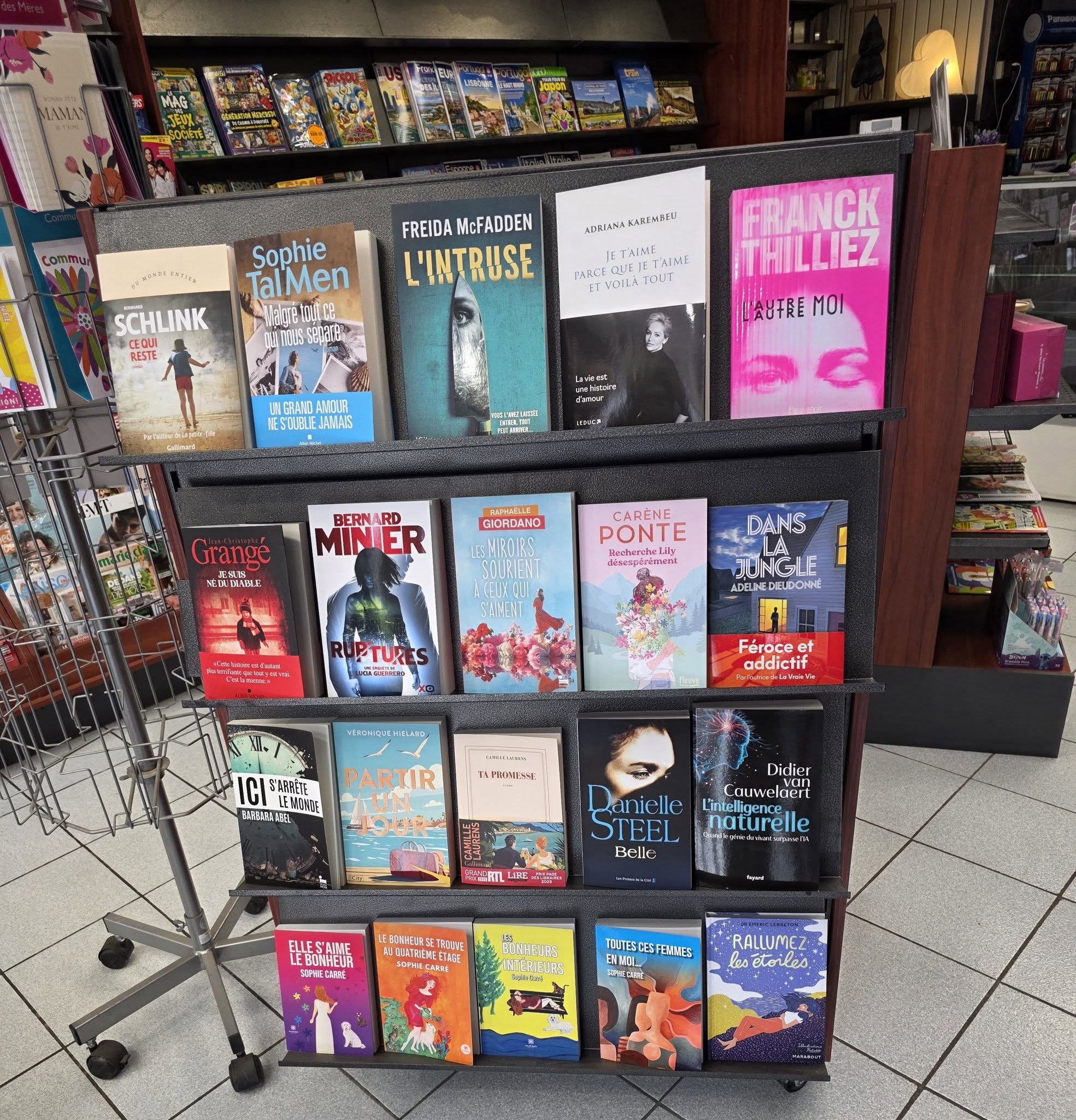 Rayon presse et magazines de la Librairie de l'Eau-Noire à Nismes