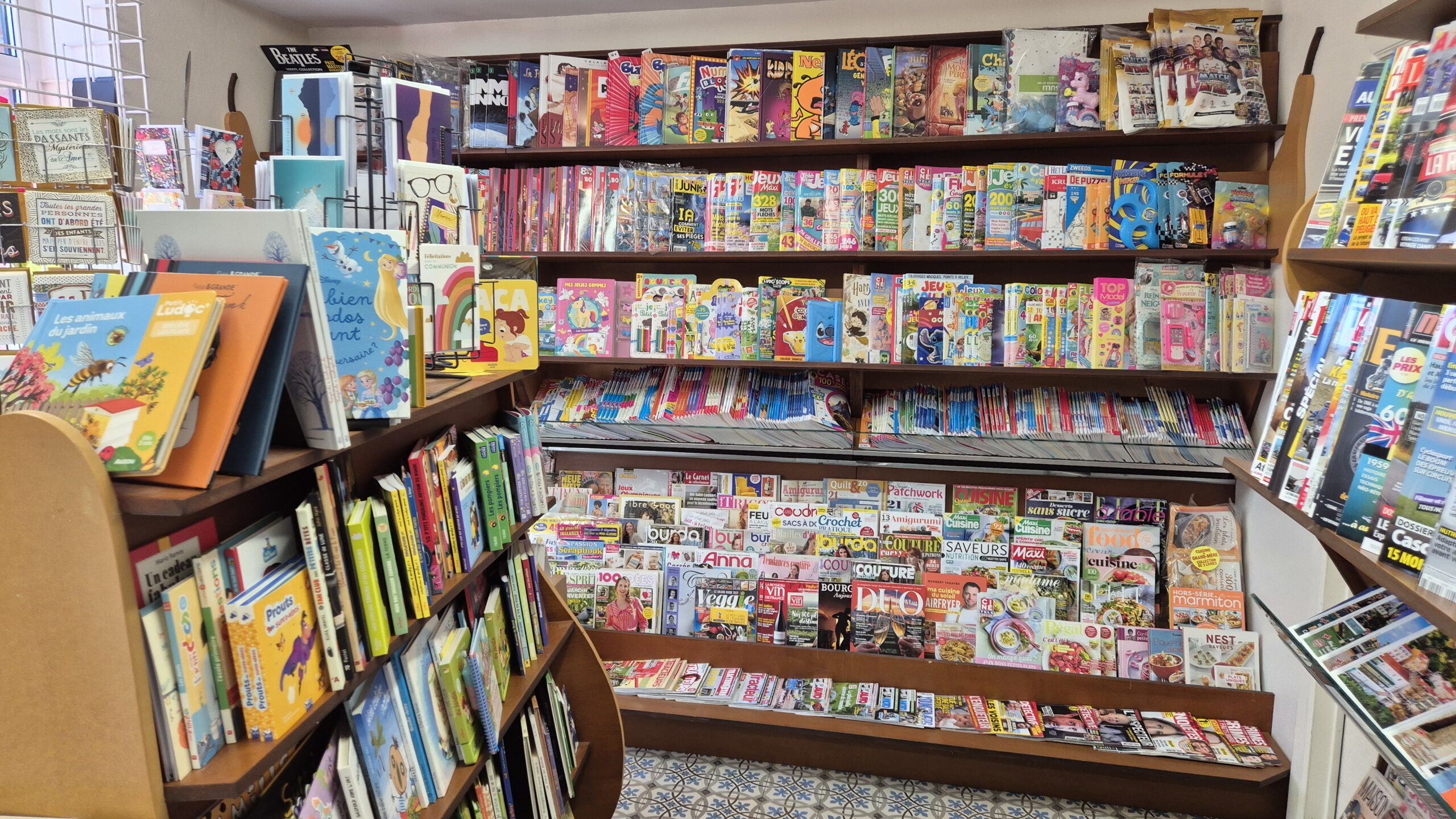 Rayon presse et magazines - Librairie à Pesche Saint-Hubert